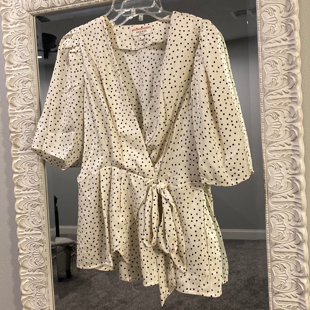 Polka dot puff sleeve top with tie at the waist, size medium